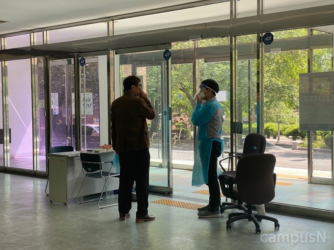 각 단과대학 입구에서 발열 검사 및 손소독을 실시하고 있다.