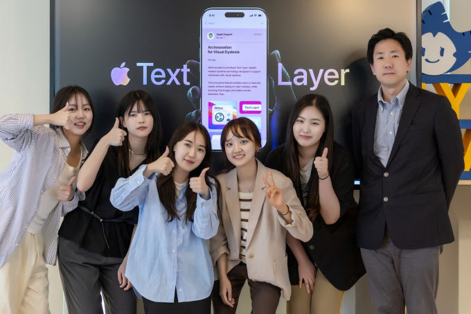 (왼쪽부터) 박지영, 김근아, 이수민, 정하은, 이경민 학생과 문장호 홍보광고학과 교수. (사진제공 = 숙명여대)