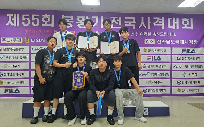 청주대 사격부가 제55회 봉황기 전국사격대회에서 단체전 금메달을 획득한 뒤 기념사진을 촬영하고 있다. (사진제공=청주대)