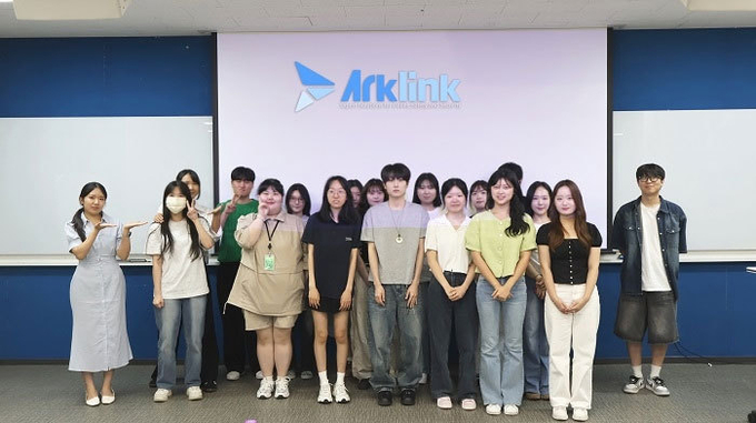 아크링크 서포터즈가 발대식에서 기념 촬영을 하고 있다. ⓒ아크링크