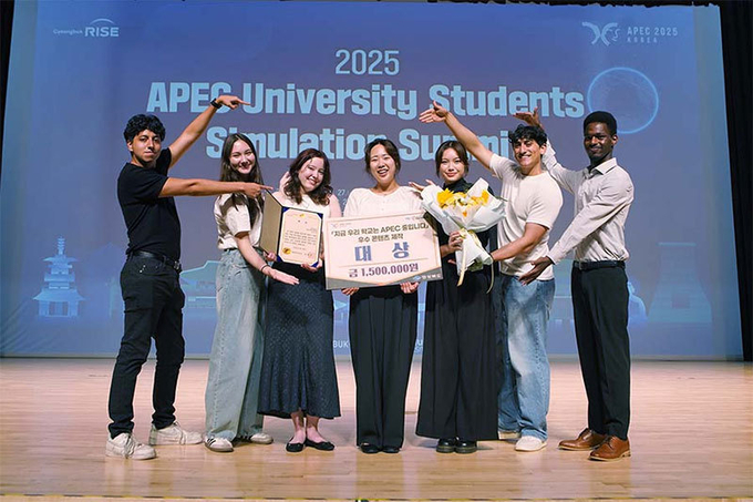 한동대 학생들이 APEC 2025 KOREA 성공기원 공모전에서 대상을 받은 뒤 기념촬영을 하고 있다. ⓒ한동대학교